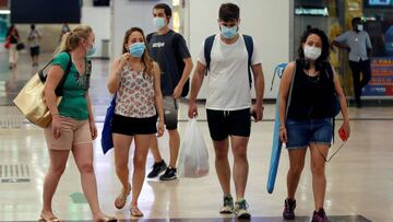 BARCELONA, 20/06/2020.- Unos j&oacute;venes se dirigen a tomar un tren para ira a la playa en la estacion de Sants de Barcelona, este s&aacute;bado segundo d&iacute;a &quot;nueva normalidad en Catalu&ntilde;a&quot;. EFE/Toni Albir