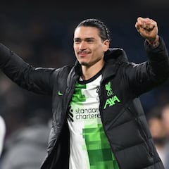 Darwin y Jota aúpan al Liverpool