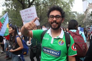 Hinchas de distintos clubes llegaron hasta Plaza Italia para ser parte de la manifestación más masiva. Hasta los archirrivales se tomaron fotografías juntos.