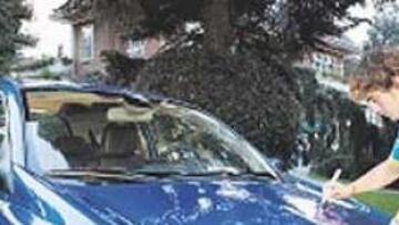 <b>FIRMA DE CAMPEÓN. </b>Alonso pone su rúbrica en el Mégane.