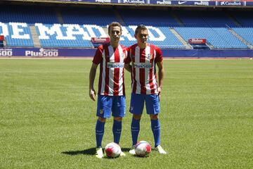 El jugador portugués y el jugador colombiano fueron presentados juntos como nuevos jugadores del Atlético de Madrid el 14 de julio de 2016. El portugués fue cedido al Oporto y después al Wolverhampton, que lo terminó fichando por 14 M€. El jugador colombiano fue cedido al Villarreal hasta que finalmente fue fichado por el River Plate por 3 M€. Los dos se fueron sin disputar ni un sólo partido como rojiblancos. 