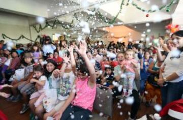 Sergio Jadue compartió con los niños en el Hospital Calvo Mackenna.