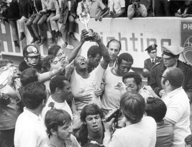 El brasileño Pelé, rodeado de sus compañeros de equipo, levanta el Trofeo Jues Rimet tras vencer a Italia por 4-1 en la final de Ciudad de México el 21 de junio de 1970. 