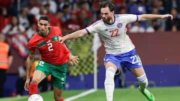 BARCELONA, 23/09/2022.- El defensa de Marruecos Achraf Hakimi (i) lucha por el balón con Ben Brereton Díaz (d), delantero de Chile, durante el partido amistoso entre las selecciones de Marruecos y Chile preparatorio para el Mundial de Catar 2022, disputado este viernes en el RCDE Stadium de Cornellá, en Barcelona. EFE/ Quique García