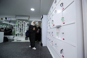 Sesión matutina de entrenamiento en un gimnasio local en Qatif.