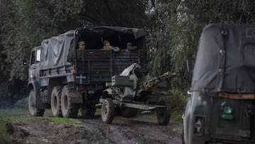 Ukrainian servicemen ride military vehicles, as Russia's attack on Ukraine continues, near the town of Izium, recently liberated by Ukrainian Armed Forces, in Kharkiv region, Ukraine September 24, 2022.  REUTERS/Gleb Garanich