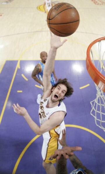 Pau lleg a Los Angeles Lakers en 2008. Con el conjunto angelino gan dos anillos de la NBA, el 2009 y 2010.