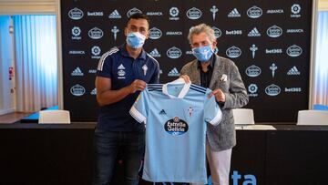 Renato Tapia posa con la camiseta del Celta junto al presidente Carlos Mouri&ntilde;o en A Sede.