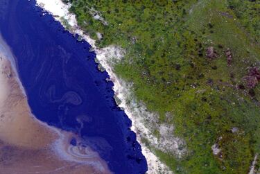 Vista aérea de la playa de Baldaio, La Coruña. Marisma con manchas de fuelóleo.