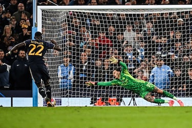 Antonio Rüdiger lanza el décimo de la tanda, con la pierna derecha, raso y ajustado al palo de la portería de Ederson.