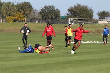 El Bayer Leverkusen entrena en el campo deportivo del Omni Resort. 