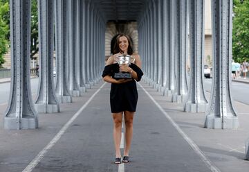 La de 22 años nacida en Varsovia y número uno del mundo ganó ante la checa Karolína Muchová su cuarto trofeo de Grand Slam, tercero en París. Hoy ya ha posado con el ansiado trofeo delante de la Torre Eiffel.