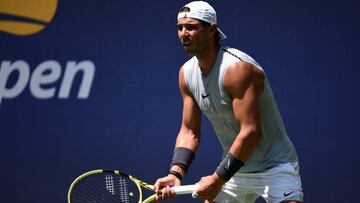 Rafa Nadal entrena sobre la pista del US Open.