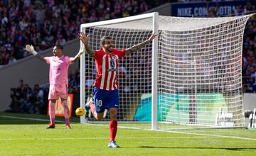 Ha vuelto. El ángel de la delantera rojiblanca, que había tenido un inicio de temporada dubitativo y poco resolutivo, se desquitó firmando un doblete. El argentino marcó el tercer y cuarto gol frente a Las Palmas.