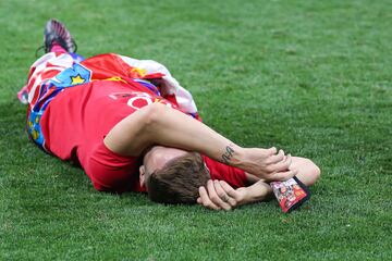 El croata Ivan Rakitic muy emocionado sobre el césped del Puskás Aréna.