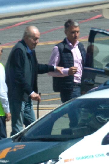 El Rey emérito Juan Carlos I se dispone a subir al coche que le llevará a Sanxenxo tras aterrizar en el aeropuerto de Vigo. 