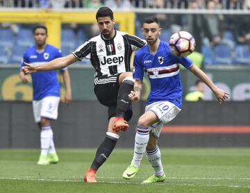 Bruno Fernandes en un lance con Khedira, en su etapa en la Sampdoria, luciendo el '10'.