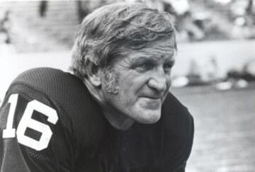 El quarterback y pateador George Blanda se retiró de los emparrillados en 1976, a los 48 años.