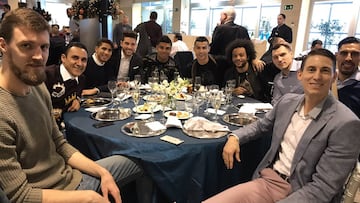 El basquetbolista mexicano subió a su cuenta de twitter una fotografía de la cena navideña que mezcló a los equipos del Real Madrid de básquetbol y fútbol.