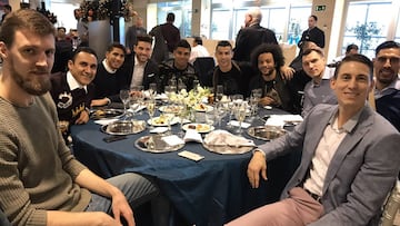 El basquetbolista mexicano subi&oacute; a su cuenta de twitter una fotograf&iacute;a de la cena navide&ntilde;a que mezcl&oacute; a los equipos del Real Madrid de b&aacute;squetbol y f&uacute;tbol.