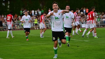 Gol de Salinas, del Racing, al Athletic.