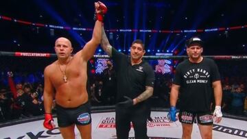 Fedor Emelianenko celebra su victoria en Bellator 269.