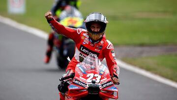 Bastianini celebra su victoria en Silverstone.