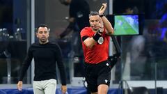 Soccer Football - Champions League - Group C - Inter Milan v FC Barcelona - San Siro, Milan, Italy - October 4, 2022  FC Barcelona coach Xavi reacts after referee Slavko Vincic disallows their first goal after going to the VAR monitor REUTERS/Daniele Mascolo