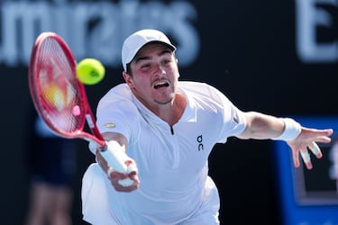 Es la gran esperanza del mercado tenístico sudamericano y la ATP está como loca por que triunfe. Pero las cosas no le están saliendo del todo bien al brasileño, un tenista con mucho talento y un golpe de derechas demoledor. En 2024 ganó las NextGen ATP Finals y en 2025 dos trofeos, en Buenos Aires y en Basilea. En esa temporada brilló en Melbourne, al eliminar a las primeras de cambio a Andrey Rublev, pero no ha conseguido avanzar en Grand Slams. Hace unos días cayó en la primera ronda del oceánico ante Eliot Spizzirri. Quizá se la  ha exigido demasiado desde el principio. 