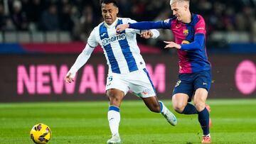 BARCELONA, 15/12/2024.- El centrocampista del FC Barcelona Dani Olmo (d) lucha con el peruano Renato Tapia, del Leganés, durante el partido de la jornada 17 de LaLiga que FC Barcelona y CD Leganés disputan este domingo en el estadio Lluís Companys, en Barcelona. EFE/Alejandro García