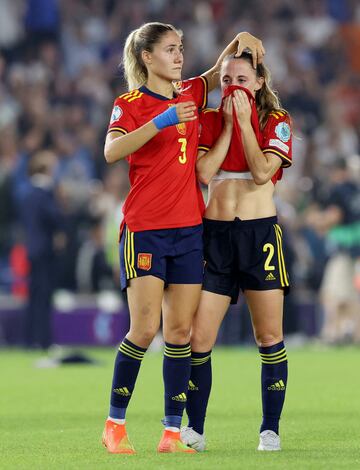 Laia Aleixandri y Ona Batlle tras finalizar el partido.