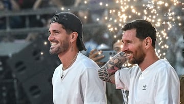 Argentina's footballers Lionel Messi (R) and Rodrigo De Paul arrive to attend an event during Messi's GOAT Tour at the Wankhede Stadium in Mumbai on December 14, 2025. (Photo by INDRANIL MUKHERJEE / AFP)