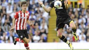 Bale para con el pecho un balón ante Aurtenetxe.