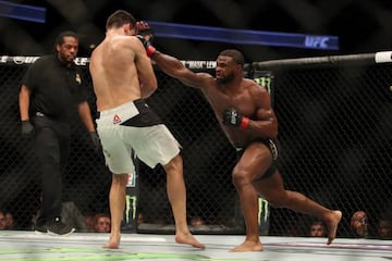 Woodley percutió con dureza el rostro de Maia durante su combate en el UFC 214.