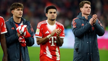 Soccer Football - Bundesliga - Bayern Munich v TSG 1899 Hoffenheim - Allianz Arena, Munich, Germany - February 8, 2026 Bayern Munich's Luis Diaz applauds fans after the match REUTERS/Heiko Becker DFL REGULATIONS PROHIBIT ANY USE OF PHOTOGRAPHS AS IMAGE SEQUENCES AND/OR QUASI-VIDEO.