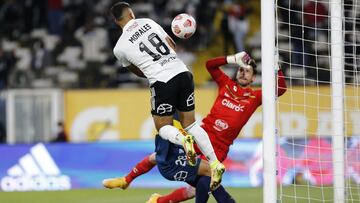 Futbol, Colo Colo vs Everton.
 Fecha 21, campeonato nacional 2021.
 El jugador de Colo Colo Ivan Morales , izquierda , disputa el bal&Atilde;&sup3;n contra  Franco Torgnascioli de Everton durante el partido por primera division realizado en el estadio Mon