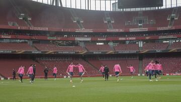 Entrenamiento del Atlético en el Emirates el día antes de medirse al Arsenal en la ida de la semfinal de la Europa League.