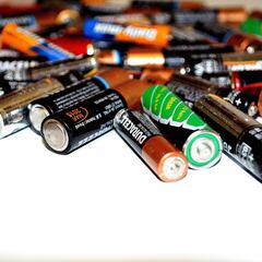 El motivo por el que no deberías dejar las pilas dentro de los mandos y aparatos