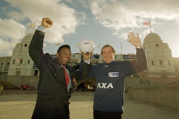 Años después, en el 2000, Pelé y Gordon Banks recuerdan juntos la Parada del Siglo (en la foto). 
 