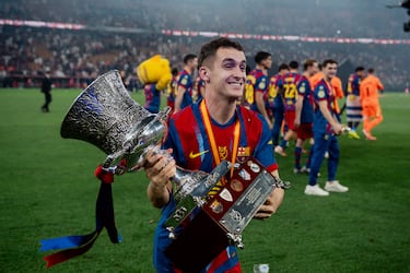 Los jugadores del FC Barcelona celebran sobre el terreno de juego la victoria en la final de la Supercopa de España.