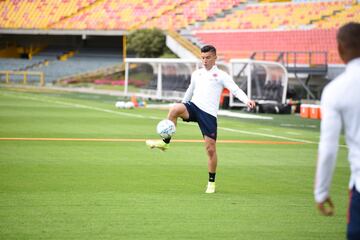 El equipo de Reinaldo Rueda realizó su última práctica en la capital colombiana en el estadio El Campín. Viajarán a Montevideo este martes 5 de octubre y allí continuarán con su preparación para enfrentar a la Selección de Uruguay este jueves 7 de octubre. 