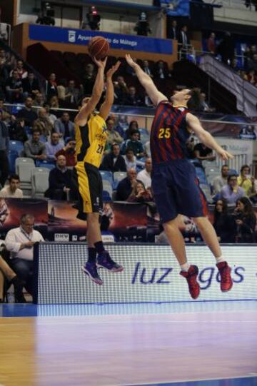 Barcelona-Iberostar Tenerife. Lorbek bloquea a Saúl Blanco.