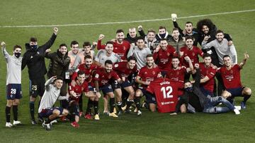 Los jugadores de Osasuna celebran la victoria ante el Athletic.