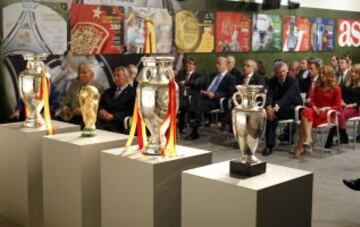 Los trofeos expuestos durante la presentación.