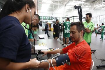 Los periodistas de Medellín se realizaron exámenes médicos e hicieron trabajos de gimnasio como si fueran un jugador verde. Después disputaron un partido en la sede deportiva.