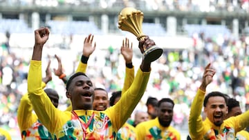 Fiestón de Senegal con la Copa de África