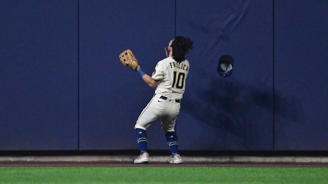 Baseball looks simple, but sometimes it can be very confusing, even for professional players and coaches and that’s what happened last night in Milwaukee.