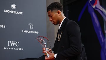 MADRID, 22/04/2024.- El futbolista del Real Madrid Jude Bellingham tras recoger el galardón al deportista revelación del año en la gala de entrega de los Premios Laureus este lunes en el Palacio Cibeles de Madrid.EFE/juanJo martín
