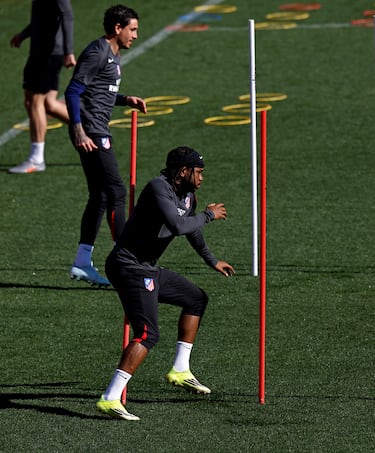 José María Giménez y Ademola Lookman durante el entrenamiento.
 