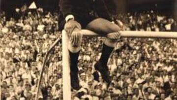 Mítica foto del portero Quique Martínez, en el larguero de Chamartín.